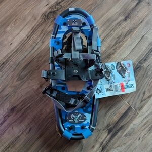 NWT. Youth size snow shoes size 7x16. Yukon Charlie's blue camouflage snowshoe
